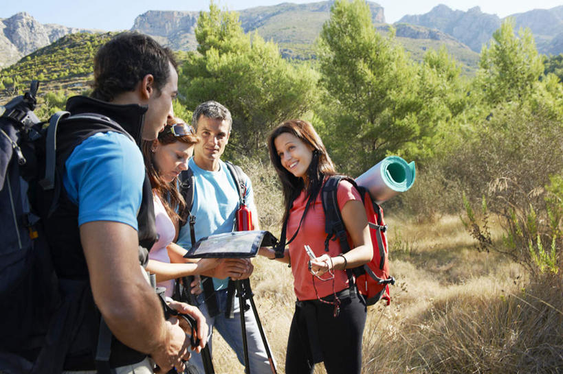 西方人,四个人,夫妻,伙伴,朋友,站,笑,说,微笑,露齿笑,横图,室外,白天,正面,爱情,讨论,友谊,草地,草坪,植物,欧洲,欧洲人,握,阴影,服装,裤子,光线,包,工具,器材,影子,浪漫,拿,旅行包,拿着,注视,牛仔裤,休闲装,草,树,树木,衣服,绿色,阳光,自然,背包,观察,看,站着,休闲,休闲服,器械,恩爱,握着,恋人,服饰,生长,成长,拐杖,观看,察看,关注,露营,睡袋,野营,宿营,登山杖,快捷,辅助设备,方便,旅游包,登山棍,交流,友情,男人,男性,年轻男性,年轻女性,女人,女性,中年男性,白种人,夫妇,情侣,登山,沟通,讲话,交谈,爬山,商讨,说话,谈话,站立,半身,彩图,伴侣,双肩包
