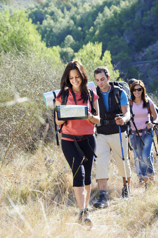 西方人,四个人,夫妻,伙伴,朋友,走,笑,微笑,竖图,室外,白天,正面,爱情,友谊,山,树林,植物,道路,路,地图,欧洲,欧洲人,握,服装,裤子,信息,包,工具,器材,山峰,小路,交通,山峦,浪漫,拿,旅行包,拿着,注视,牛仔裤,休闲装,方向,树,树木,衣服,绿色,自然,背包,观察,看,休闲,休闲服,器械,恩爱,握着,恋人,服饰,生长,成长,拐杖,观看,引导,指引,察看,关注,露营,睡袋,野营,宿营,登山杖,快捷,辅助设备,方便,旅游包,登山棍,友情,男人,男性,年轻男性,年轻女性,女人,女性,中年男性,白种人,夫妇,情侣,步行,登山,爬山,散步,走路,彩图,全身,伴侣,导航,双肩包