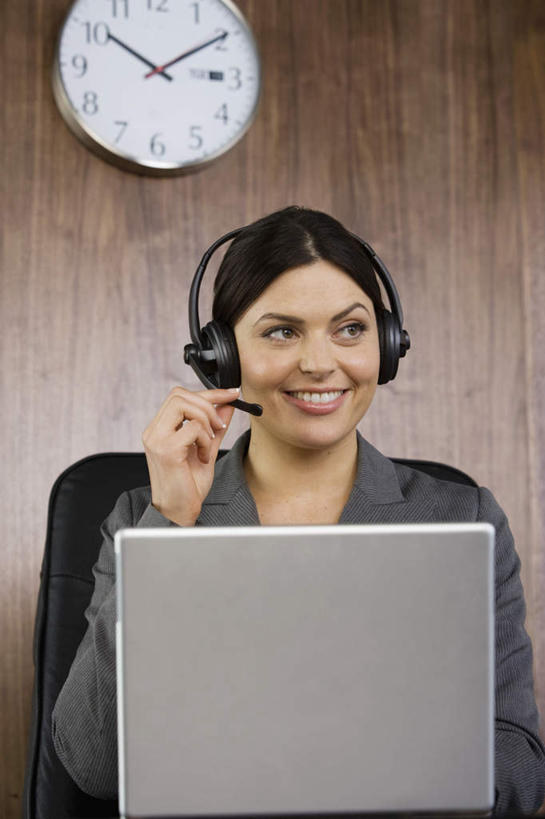 西方人,一个人,商务人士,商务女性,办公室,坐,笑,捏,微笑,露齿笑,竖图,室内,白天,正面,通讯,客服,电脑,笔记本电脑,椅子,欧洲,欧洲人,仅一个年轻女性,仅一个女性,仅一个人,套装,时间,网络,信息,时钟,墙,捏着,话务员,计时,注视,通讯设备,墙壁,墙面,耳机,耳麦,话筒,会议椅,挂钟,钟表,观察,看,表,服务,通信,观看,协调,办公椅,察看,无线,麦克风,头戴式耳麦,关注,销售,通信设备,商务装,无线网络,无线上网,便携式电脑,工薪阶层,客服人员,电话销售,商务椅,培训椅,接待员,手提电脑,年轻女性,女人,女性,白种人,白领,接线员,上班族,钟,坐着,半身,彩图,头戴式耳机