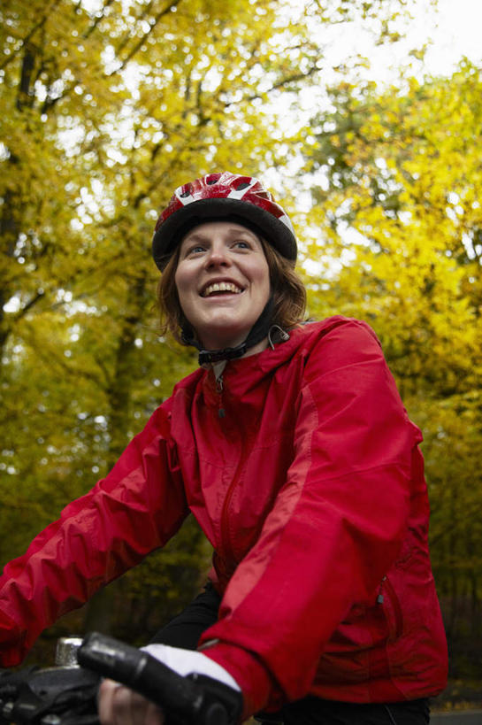 西方人,一个人,坐,笑,微笑,露齿笑,竖图,室外,白天,仰视,树林,植物,帽子,欧洲,欧洲人,仅一个年轻女性,仅一个女性,仅一个人,握,阴影,服装,光线,头盔,影子,注视,休闲装,树,树木,衣服,红色,绿色,阳光,自然,安全帽,手套,观察,看,休闲,休闲服,握着,服饰,生长,成长,观看,察看,关注,年轻女性,女人,女性,白种人,坐着,半身,彩图,低角度拍摄