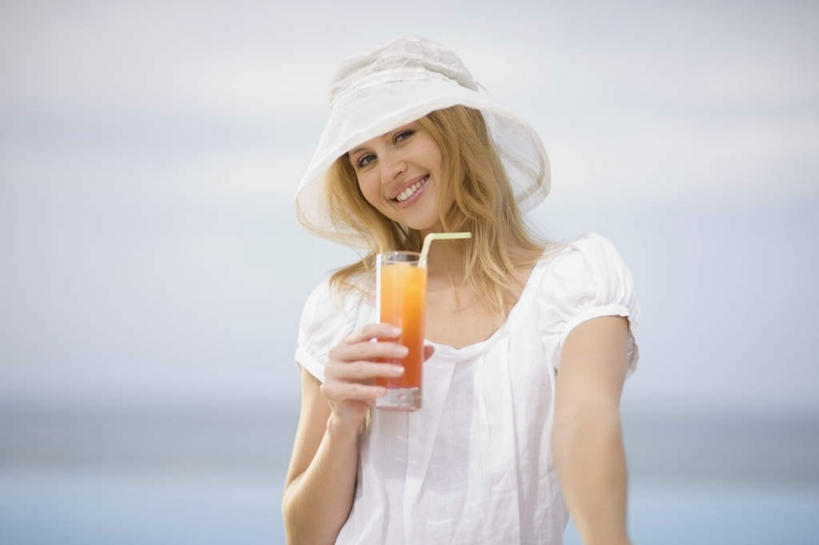 果汁,西方人,一个人,站,笑,微笑,露齿笑,横图,室外,白天,正面,裙子,海浪,海洋,杯子,帽子,欧洲,欧洲人,仅一个年轻女性,仅一个女性,仅一个人,握,阴影,连衣裙,朦胧,模糊,光线,影子,浪花,云,云朵,饮品,一杯,拿,云彩,拿着,注视,玻璃制品,饮料,蓝色,白色,白云,蓝天,天空,阳光,海水,水杯,遮阳帽,天,观察,看,站着,金色,握着,晴朗,观看,察看,关注,可口,海景,适口,年轻女性,女人,女性,白种人,长发,玻璃杯,大海,风浪,海,海水的波动,近岸浪,涌浪,晴空,站立,半身,彩图