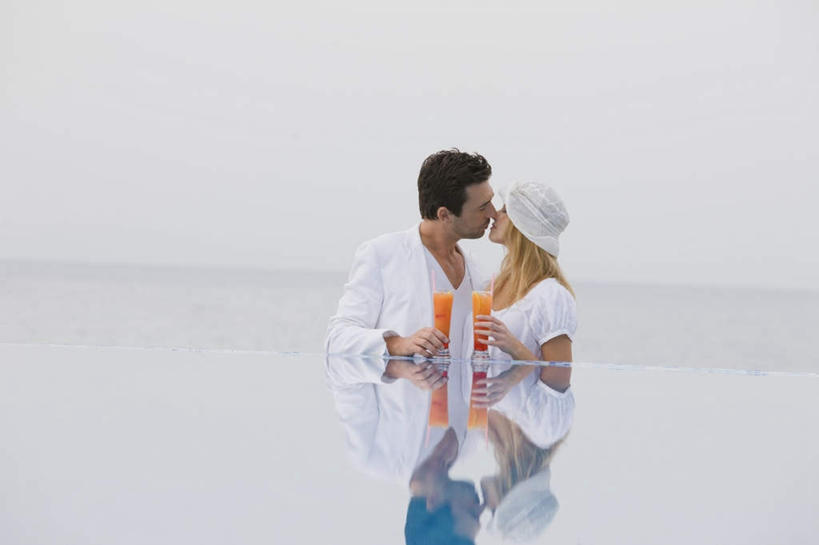 果汁,西方人,两个人,家庭,夫妻,游泳池,站,笑,吻,微笑,露齿笑,横图,室外,白天,正面,爱情,海浪,海洋,水,杯子,帽子,欧洲,欧洲人,阴影,服装,光线,影子,浪花,水池,水面,水平线,辽阔,海平线,饮品,两杯,浪漫,注视,休闲装,泳池,相视,玻璃制品,饮料,衣服,白色,倒影,天空,阳光,海水,水杯,遮阳帽,天,观察,看,站着,休闲,广阔,温暖,温馨,一家人,面对面,休闲服,恩爱,恋人,服饰,观看,对视,一望无际,和睦,察看,倒映,互视,关注,可口,相对,海景,相看,无边无际,一马平川,反照,适口,男人,男性,年轻女性,女人,女性,中年男性,白种人,年轻人,夫妇,情侣,玻璃杯,大海,风浪,海,海水的波动,近岸浪,涌浪,接吻,亲,亲吻,亲嘴,站立,半身,彩图,伴侣,融洽,水天相接,水天一线