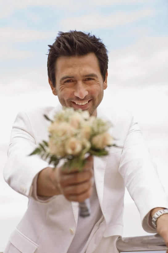 西方人,胡须,一个人,新郎,栏杆,站,笑,微笑,露齿笑,竖图,室外,白天,正面,婚礼,快乐,欧洲,欧洲人,仅一个男性,仅一个人,仅一个中年男性,握,阴影,服装,庆祝,盛开,光线,捧花,手捧花,影子,云,云朵,围栏,结婚,拿,花蕾,云彩,拿着,注视,休闲装,护栏,花,花瓣,花朵,鲜花,衣服,蓝色,白云,蓝天,天空,阳光,花束,天,花苞,花蕊,观察,看,站着,一束,休闲,喜庆,休闲服,握着,服饰,晴朗,观看,等待,纪念,察看,伸出,关注,婚礼捧花,男人,男性,中年男性,白种人,胡子,络腮胡,晴空,站立,半身,彩图,高兴