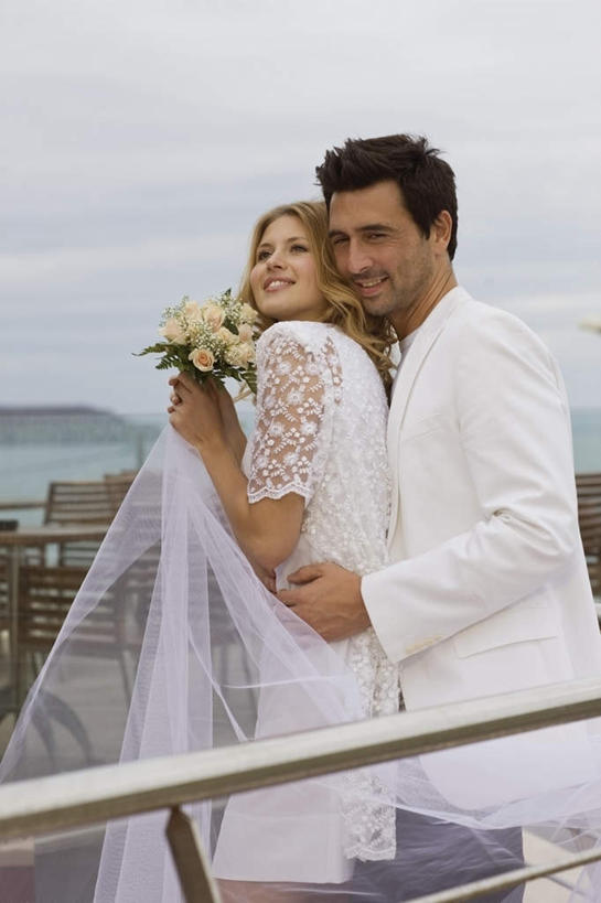 西方人,两个人,家庭,夫妻,新娘,新郎,栏杆,站,抱,笑,微笑,露齿笑,竖图,室外,白天,侧面,婚纱,爱情,婚礼,快乐,船,欧洲,欧洲人,一艘,握,阴影,头纱,庆祝,盛开,光线,扶手,捧花,手捧花,影子,云,云朵,游艇,结婚,浪漫,拿,花蕾,云彩,拿着,注视,护栏,花,花瓣,花朵,鲜花,蓝色,白云,蓝天,天空,阳光,交通工具,花束,天,花苞,花蕊,观察,看,行驶,站着,一束,温暖,温馨,喜庆,一家人,金色,恩爱,握着,恋人,晴朗,抱着,观看,纪念,和睦,察看,搂着,关注,载具,婚礼捧花,男人,男性,年轻女性,女人,女性,中年男性,白种人,年轻人,卷发,夫妇,情侣,晴空,搂,搂抱,站立,半身,彩图,婚礼服,礼服,高兴,婚礼头纱,伴侣,融洽