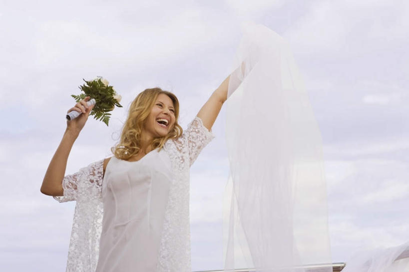 西方人,一个人,站,举,笑,微笑,露齿笑,横图,室外,白天,仰视,婚纱,欧洲,欧洲人,仅一个年轻女性,仅一个女性,仅一个人,握,阴影,头纱,盛开,光线,捧花,手捧花,影子,云,云朵,拿,花蕾,云彩,拿着,注视,花,花瓣,花朵,鲜花,蓝色,白色,白云,蓝天,天空,阳光,花束,天,花苞,花蕊,观察,看,托,站着,一束,金色,握着,晴朗,观看,察看,关注,婚礼捧花,年轻女性,女人,女性,白种人,长发,卷发,晴空,举起,举手,举着,向上举,向上伸,向上托,站立,半身,彩图,低角度拍摄,婚礼服,礼服,婚礼头纱