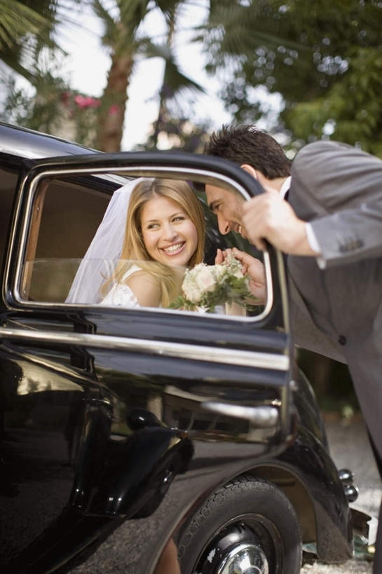 西方人,两个人,家庭,夫妻,新娘,新郎,站,坐,笑,吻,微笑,露齿笑,竖图,室外,白天,正面,婚纱,西装,爱情,婚礼,快乐,植物,窗户,汽车,欧洲,欧洲人,弯腰,头纱,正装,朦胧,模糊,庆祝,盛开,捧花,手捧花,结婚,浪漫,花蕾,注视,玻璃窗,车,花,花瓣,花朵,鲜花,树,树木,绿色,白色,自然,车窗,交通工具,轿车,花束,花苞,花蕊,扶,观察,看,站着,一束,温暖,温馨,喜庆,一家人,恩爱,恋人,生长,成长,观看,纪念,和睦,察看,扶着,关注,载具,弯身,婚礼捧花,男人,男性,年轻女性,女人,女性,中年男性,白种人,年轻人,夫妇,情侣,亲,亲吻,站立,坐着,半身,彩图,婚礼服,礼服,高兴,婚礼头纱,伴侣,融洽