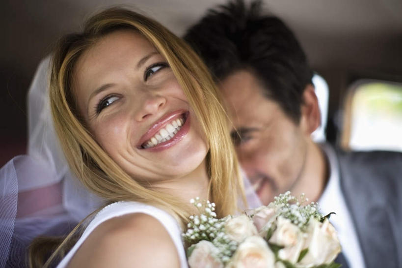 西方人,脸,头,脸颊,两个人,家庭,夫妻,新娘,新郎,坐,笑,微笑,露齿笑,横图,室内,特写,白天,正面,婚纱,西装,爱情,婚礼,快乐,植物,窗户,汽车,欧洲,欧洲人,握,头纱,正装,庆祝,盛开,捧花,手捧花,结婚,浪漫,拿,花蕾,拿着,注视,肩膀,玻璃窗,车,花,花瓣,花朵,鲜花,树,树木,绿色,白色,自然,车窗,交通工具,轿车,花束,花苞,花蕊,观察,看,一束,温暖,温馨,喜庆,一家人,恩爱,握着,恋人,生长,成长,观看,纪念,和睦,察看,关注,载具,婚礼捧花,男人,男性,年轻女性,女人,女性,中年男性,白种人,年轻人,头部,脸部,脸蛋,面部,夫妇,情侣,坐着,半身,彩图,婚礼服,礼服,高兴,婚礼头纱,伴侣,融洽