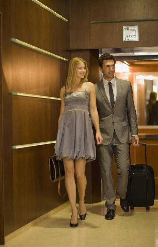 西方人,两个人,家庭,夫妻,宾馆,走,拉,笑,微笑,竖图,室内,白天,正面,裙子,西装,爱情,地板,电梯,酒店,欧洲,欧洲人,连衣裙,正装,拉杆箱,旅行箱,墙,地面,运输工具,浪漫,注视,木地板,墙壁,墙面,行李箱,箱子,观察,看,温暖,温馨,一家人,恩爱,恋人,升降梯,观看,出差,吊带裙,和睦,察看,关注,男人,男性,年轻女性,女人,女性,中年男性,白种人,年轻人,夫妇,情侣,步行,散步,走路,彩图,全身,旅行,客店,客栈,旅店,旅馆,旅舍,伴侣,融洽,升降设备