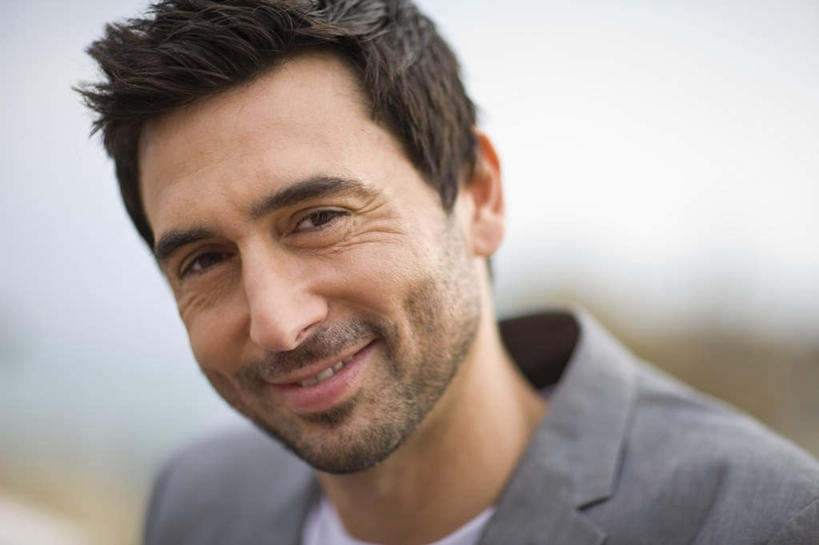 西方人,脸,头,脸颊,胡须,一个人,站,笑,微笑,横图,室外,特写,白天,正面,西装,欧洲,欧洲人,仅一个男性,仅一个人,仅一个中年男性,套装,正装,朦胧,模糊,棕色,注视,肩膀,观察,看,站着,观看,察看,关注,男人,男性,中年男性,白种人,头部,胡子,络腮胡,脸部,脸蛋,面部,站立,半身,彩图,短发