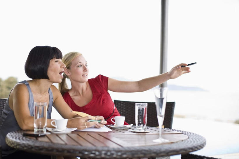 咖啡,西方人,两个人,伙伴,朋友,商务人士,商务女性,坐,笑,说,微笑,横图,室外,白天,正面,裙子,讨论,友谊,幸福,合作,团队,植物,餐桌,靠垫,桌面,桌子,杯子,椅子,欧洲,欧洲人,指,连衣裙,套装,瓷器,咖啡杯,靠枕,陶瓷制品,注视,方向,娱乐,玻璃制品,树,树木,饮料,红色,绿色,天空,自然,水杯,垫子,枕头,天,观察,看,手势,享受,休闲,温馨,放松,乐趣,战略,生长,成长,餐台,观看,察看,提神,舒适,指向,食指,关注,咖啡店,瓷杯,醒脑,商务装,咖啡屋,工薪阶层,联合,合谋,软饮料,交流,配合,协作,年轻女性,女人,女性,中年女性,白种人,白领,上班族,玻璃杯,沟通,讲话,交谈,商讨,说话,谈话,坐着,半身,彩图,咖啡馆