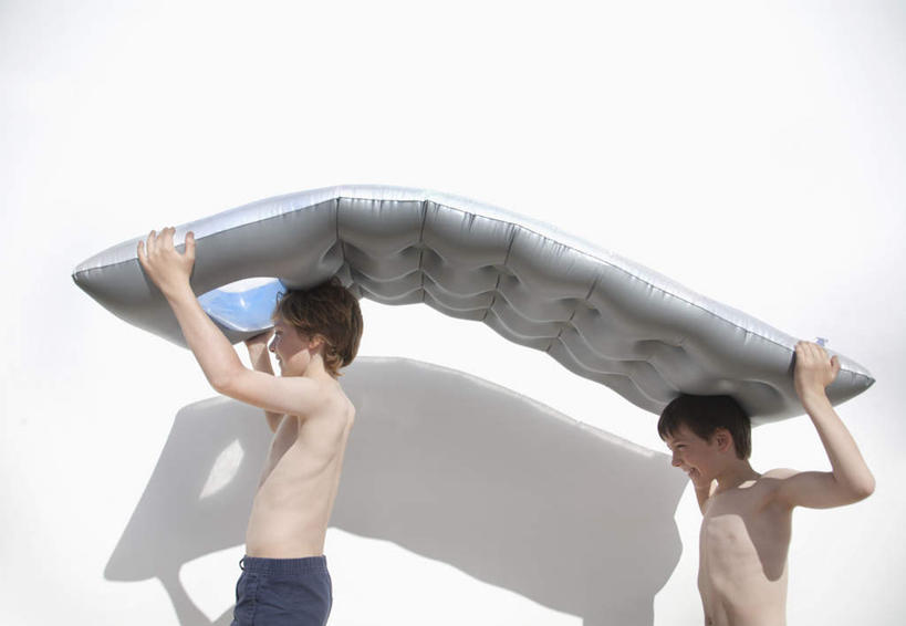 西方人,儿童,两个人,家庭,兄弟,站,举,横图,室外,白天,侧面,纯洁,床,欧洲,欧洲人,阴影,泳裤,光线,影子,塑料,墙,注视,裸露,墙壁,墙面,一个,小孩,灰色,阳光,塑料制品,观察,看,托,站着,温暖,温馨,一家人,气垫床,可爱,童年,童趣,充气,单个,观看,和睦,察看,关注,裸,童真,烂漫,无邪,天真,男孩,男人,男性,白种人,举起,举手,举着,向上举,向上伸,向上托,站立,半身,彩图,融洽,男生