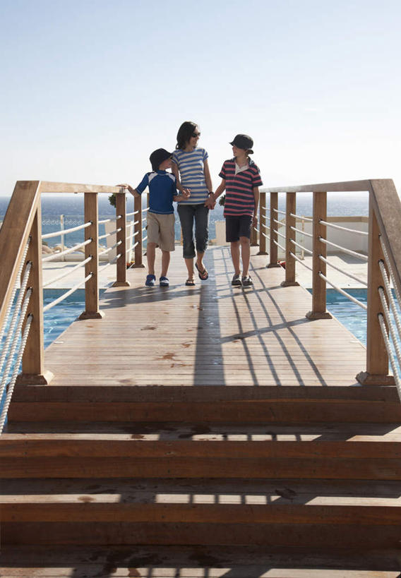 西方人,儿童,中年人,三个人,家庭,母亲,儿子,游泳池,栏杆,走,握手,说,竖图,室外,白天,正面,讨论,纯洁,水,楼梯,欧洲,欧洲人,阴影,服装,光线,扶手,木板,影子,阶梯,水池,水面,云,云朵,桥,木桥,云彩,注视,休闲装,泳池,护栏,台阶,栈桥,小孩,衣服,蓝色,白云,蓝天,天空,阳光,天,观察,看,休闲,温暖,温馨,母子,一家人,休闲服,可爱,母爱,童年,童趣,服饰,晴朗,观看,人行桥,木板桥,和睦,察看,关注,童真,烂漫,无邪,交流,天真,男孩,女人,女性,中年女性,白种人,孩子,晴空,步行,搀手,沟通,讲话,交谈,拉手,散步,商讨,手搀手,手拉手,手牵手,手握手,说话,谈话,走路,彩图,全身,融洽,男生