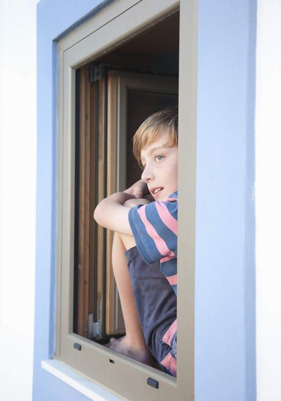 西方人,儿童,一个人,坐,笑,微笑,竖图,室外,白天,T恤衫,纯洁,窗户,欧洲,欧洲人,仅一个男性,仅一个人,条纹,服装,墙,T恤,注视,休闲装,墙壁,墙面,小孩,背面,衣服,蓝色,观察,看,靠,靠着,仅一个小孩,休息,休闲,休闲服,可爱,童年,童趣,服饰,抱膝,观看,察看,关注,童真,烂漫,无邪,天真,男孩,男人,男性,白种人,孩子,屈膝,坐着,彩图,全身,男生