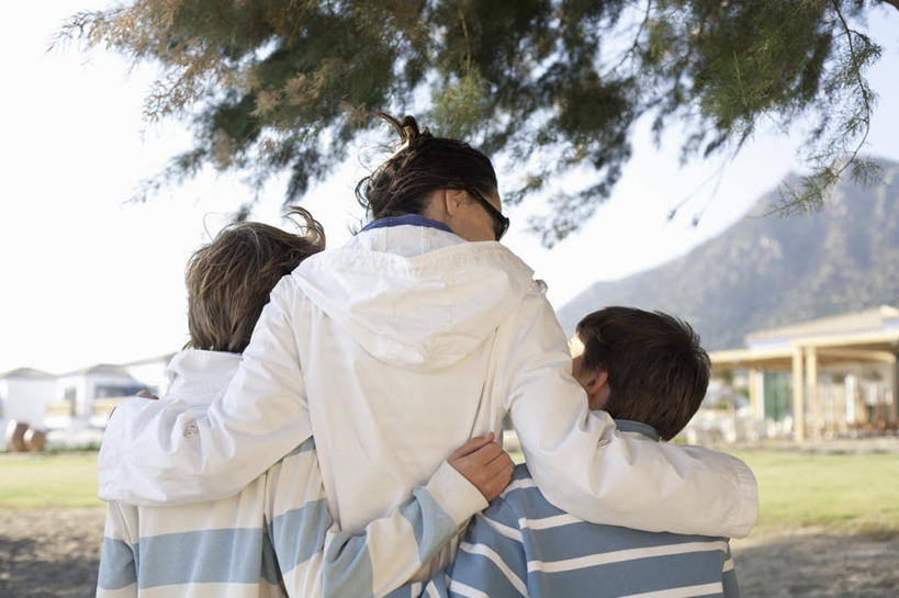 西方人,儿童,中年人,三个人,家庭,母亲,儿子,家,站,抱,横图,室外,白天,纯洁,草地,草坪,山,植物,欧洲,欧洲人,阴影,条纹,服装,光线,影子,房屋,屋子,山峰,山峦,休闲装,楼房,住宅,草,树,树木,小孩,背面,衣服,绿色,天空,阳光,自然,天,站着,休闲,温暖,温馨,母子,一家人,休闲服,连帽衫,可爱,母爱,童年,童趣,服饰,生长,成长,抱着,和睦,搂着,帽衫,童真,烂漫,无邪,天真,男孩,女人,女性,中年女性,白种人,孩子,搂,搂抱,站立,半身,彩图,房子,融洽,男生