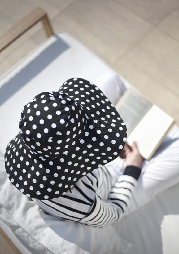 西方人,一个人,坐,捧,盘腿,竖图,俯视,室外,白天,地板,靠垫,帽子,书籍,椅子,欧洲,欧洲人,仅一个女性,仅一个人,一本,握,阴影,条纹,服装,光线,影子,木椅,靠枕,地面,拿,拿着,休闲装,木地板,衣服,阳光,遮阳帽,垫子,枕头,打开,仅一个中年女性,休闲,休闲服,握着,服饰,开启,女人,女性,中年女性,白种人,书,图书,端,端着,盘腿而坐,盘膝,盘着腿的,盘着腿坐,捧着,手捧,双腿交叉,坐着,半身,彩图,高角度拍摄