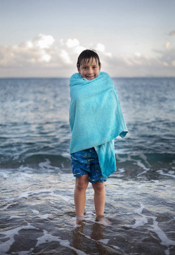 西方人,儿童,一个人,站,笑,微笑,竖图,室外,白天,正面,纯洁,海浪,海洋,沙滩,欧洲,欧洲人,仅一个男性,仅一个人,阴影,光线,包裹,纺织物,沙子,影子,海岸,浪花,云,云朵,沙地,云彩,注视,光脚,小孩,蓝色,白云,蓝天,天空,阳光,海水,毛巾,天,观察,看,清洁,站着,仅一个小孩,赤脚,可爱,童年,童趣,晴朗,观看,保暖,察看,关注,海景,童真,透气,烂漫,无邪,防水,储水,耐磨,吸水,天真,男孩,男人,男性,白种人,孩子,大海,风浪,海,海水的波动,海滩,近岸浪,涌浪,晴空,站立,彩图,全身,男生