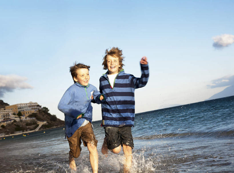 西方人,儿童,两个人,家庭,兄弟,握手,笑,微笑,露齿笑,横图,室外,白天,正面,纯洁,海浪,海洋,礁石,石头,水,欧洲,欧洲人,奔驰,阴影,飞溅,条纹,服装,溅,光线,石子,液体,影子,浪花,水滴,云,云朵,云彩,注视,休闲装,水珠,小孩,衣服,蓝色,白云,蓝天,天空,阳光,海水,天,奔跑,观察,看,休闲,温暖,温馨,一家人,休闲服,可爱,童年,童趣,服饰,晴朗,观看,和睦,察看,关注,喷洒,海景,童真,烂漫,无邪,天真,男孩,男人,男性,白种人,大海,风浪,海,海水的波动,礁,近岸浪,石块,岩石,涌浪,晴空,搀手,拉手,手搀手,手拉手,手牵手,手握手,半身,彩图,融洽,男生