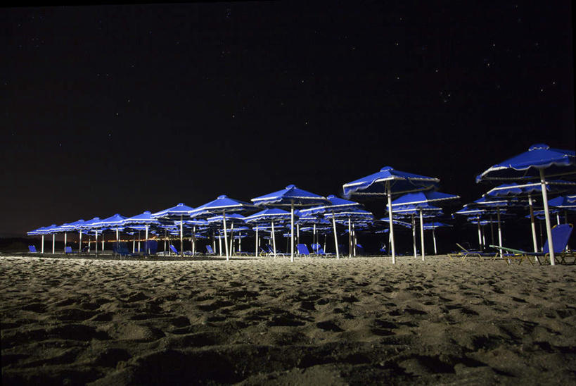 无人,横图,室外,夜晚,正面,旅游,度假,沙滩,椅子,一排,许多,阴影,整齐,反射,沙子,影子,遮阳伞,躺椅,海岸,沙地,娱乐,排列,蓝色,天空,天,享受,休闲,放松,沙滩椅,队列,海滩,彩图