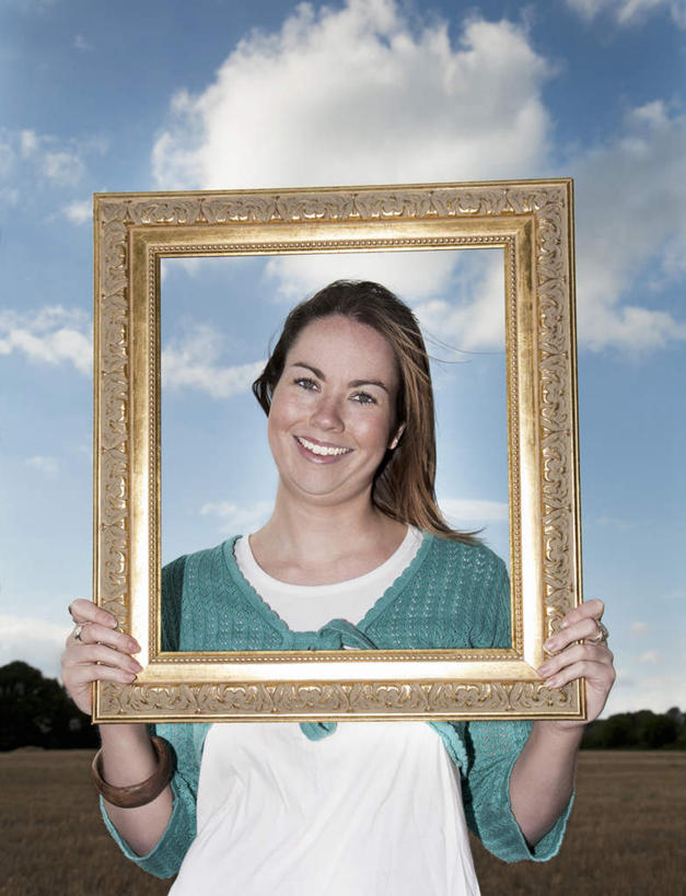 西方人,一个人,站,笑,微笑,露齿笑,竖图,室外,白天,正面,相框,欧洲,欧洲人,仅一个年轻女性,仅一个女性,仅一个人,握,阴影,花纹,服装,光线,木制,影子,云,云朵,棕色,地面,拿,云彩,拿着,注视,休闲装,衣服,蓝色,白云,蓝天,天空,阳光,木制品,天,观察,看,站着,休闲,休闲服,握着,服饰,晴朗,观看,察看,关注,年轻女性,女人,女性,白种人,长发,直发,晴空,站立,半身,彩图