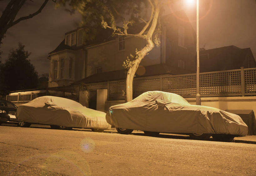 无人,家,横图,室外,夜晚,仰视,植物,道路,路,路灯,公路,汽车,照明,英国,欧洲,两辆,覆盖,停靠,房屋,屋子,灯光,交通,楼房,住宅,车,灯,树,树木,绿色,天空,自然,交通工具,轿车,天,清洁,生长,成长,保护,照亮,照明设备,西欧,载具,大不列颠,大不列颠及北爱尔兰联合王国,大不列颠联合王国,日不落英帝国,马路,彩图,低角度拍摄,房子,车衣,防晒