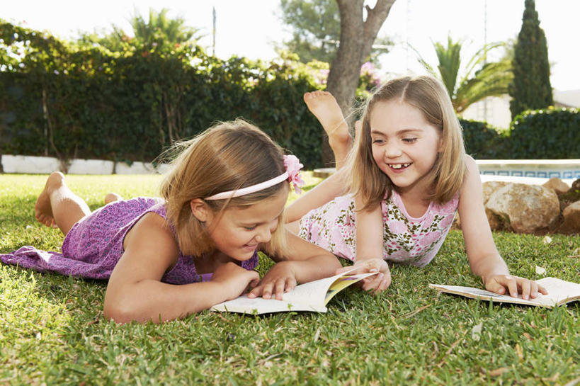 西方人,儿童,两个人,家庭,姐妹,笑,微笑,露齿笑,横图,室外,白天,正面,裙子,纯洁,草地,草坪,植物,书籍,欧洲,欧洲人,阴影,花纹,连衣裙,装饰,光线,头饰,图案,影子,注视,光脚,草,树,树木,小孩,绿色,紫色,天空,阳光,自然,发箍,发饰,饰品,天,打开,观察,看,趴着,温暖,温馨,一家人,赤脚,可爱,童年,童趣,生长,成长,头箍,观看,华丽,修饰,点缀,和睦,察看,开启,关注,发卡,童真,烂漫,无邪,配饰,衬托,美观,雅致,雅观,天真,女孩,女人,女性,白种人,书,图书,趴,彩图,全身,融洽,女生