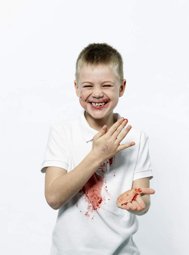 西方人,儿童,一个人,站,笑,微笑,露齿笑,竖图,室内,白天,白色背景,正面,T恤衫,纯洁,欧洲,欧洲人,仅一个男性,仅一个人,握,服装,拿,T恤,拿着,涂抹,注视,休闲装,小孩,衣服,白色,果酱,观察,看,站着,仅一个小孩,休闲,休闲服,可爱,童年,童趣,握着,摄影,服饰,肮脏,影棚,观看,察看,关注,童真,烂漫,无邪,果子酱,天真,男孩,男人,男性,白种人,孩子,站立,半身,彩图,影棚拍摄,拍摄,男生