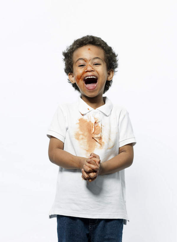 西方人,儿童,一个人,站,握手,笑,微笑,露齿笑,竖图,室内,白天,白色背景,正面,T恤衫,纯洁,欧洲,非洲,黑人,欧洲人,仅一个男性,仅一个人,服装,裤子,T恤,注视,牛仔裤,休闲装,小孩,衣服,白色,果酱,观察,看,站着,张嘴,仅一个小孩,休闲,休闲服,可爱,童年,童趣,摄影,服饰,影棚,观看,察看,关注,张大嘴巴,童真,烂漫,无邪,果子酱,天真,男孩,男人,男性,非洲人,孩子,张开嘴,站立,半身,彩图,影棚拍摄,拍摄,男生