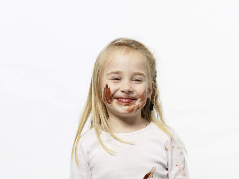 西方人,儿童,一个人,站,笑,微笑,横图,室内,白天,白色背景,正面,纯洁,欧洲,欧洲人,仅一个女性,仅一个人,服装,注视,休闲装,小孩,衣服,白色,果酱,观察,看,站着,仅一个小孩,休闲,休闲服,金色,可爱,童年,童趣,摄影,服饰,肮脏,影棚,观看,察看,关注,童真,烂漫,无邪,果子酱,天真,女孩,女人,女性,白种人,孩子,长发,站立,半身,彩图,影棚拍摄,拍摄,女生