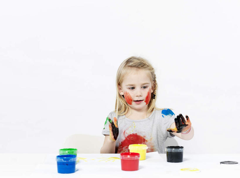 西方人,儿童,一个人,坐,横图,室内,白天,白色背景,正面,T恤衫,绘画,纯洁,桌面,桌子,欧洲,欧洲人,仅一个女性,仅一个人,握,服装,艺术,拿,T恤,拿着,注视,休闲装,书桌,小孩,衣服,红色,蓝色,黑色,灰色,课桌,观察,看,仅一个小孩,休闲,休闲服,金色,可爱,童年,童趣,握着,摄影,服饰,影棚,观看,颜料,美术,察看,关注,童真,烂漫,无邪,天真,女孩,女人,女性,白种人,孩子,长发,坐着,半身,彩图,影棚拍摄,拍摄,丙烯颜料,女生