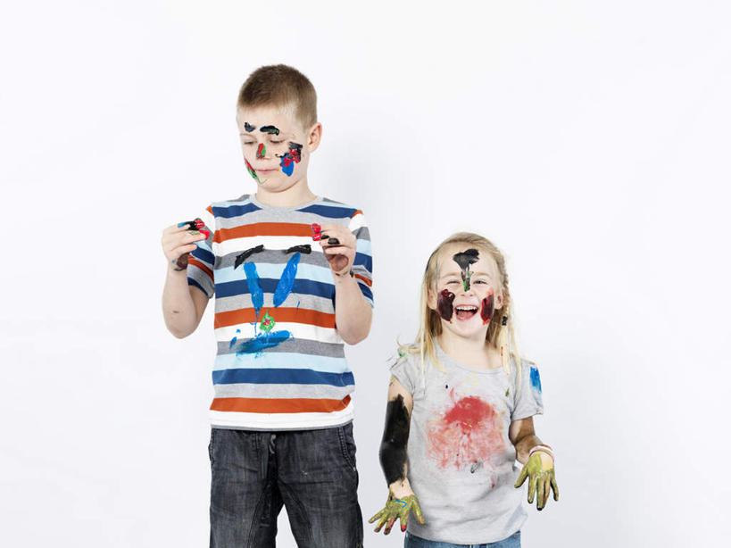 西方人,儿童,两个人,家庭,兄弟,姐妹,站,笑,微笑,露齿笑,横图,室内,白天,白色背景,正面,T恤衫,绘画,纯洁,欧洲,欧洲人,条纹,服装,艺术,T恤,注视,休闲装,小孩,衣服,红色,蓝色,黑色,观察,看,站着,休闲,温暖,温馨,一家人,休闲服,可爱,童年,童趣,摄影,服饰,影棚,观看,颜料,美术,和睦,察看,伸出,关注,童真,烂漫,无邪,天真,男孩,男人,男性,女孩,女人,女性,白种人,站立,半身,彩图,影棚拍摄,拍摄,丙烯颜料,融洽,男生,女生