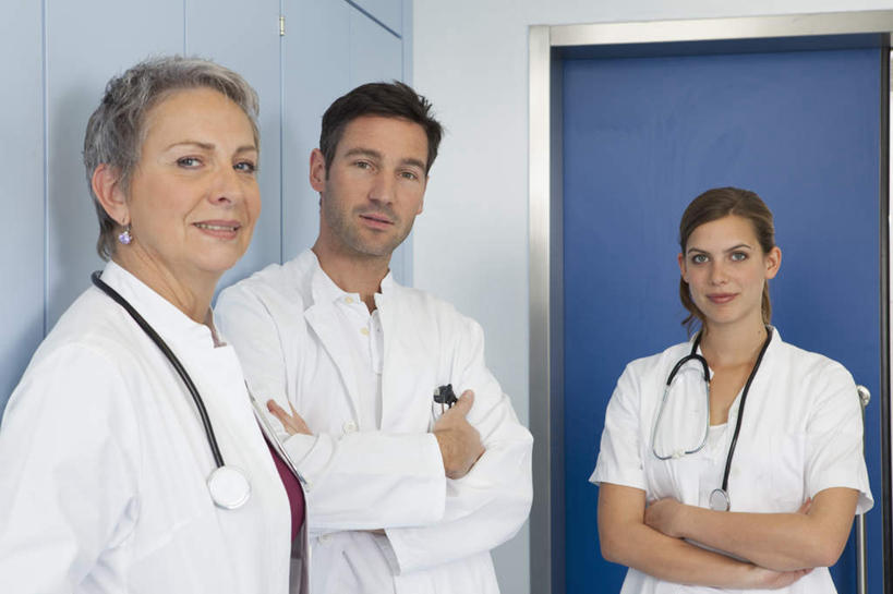 西方人,三个人,伙伴,朋友,医生,医院,站,笑,双手交叉,微笑,露齿笑,横图,室内,白天,正面,友谊,合作,团队,欧洲,欧洲人,墙,注视,墙壁,墙面,白色,听诊器,观察,看,靠,靠着,站着,医护人员,医疗人员,战略,观看,察看,医疗设备,双手抱胸,白大褂,关注,医疗器械,医疗工具,医疗机构,联合,合谋,检测工具,配合,协作,老年女性,男人,男性,年轻女性,女人,女性,中年男性,白种人,大夫,站立,半身,彩图,病院,诊所
