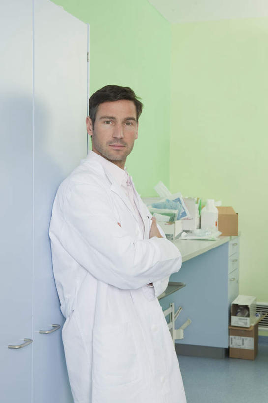 西方人,一个人,医生,医院,站,双手交叉,竖图,室内,白天,正面,安全,柜子,桌面,桌子,欧洲,欧洲人,仅一个男性,仅一个人,仅一个中年男性,药剂,墙,防护,地面,注视,墙壁,墙面,白色,药品,橱柜,观察,看,靠,靠着,站着,医护人员,医疗人员,治疗,观看,保护,药物,察看,医疗,双手抱胸,白大褂,关注,保险,预防,医疗机构,平安,男人,男性,中年男性,白种人,大夫,站立,半身,彩图,病院,诊所