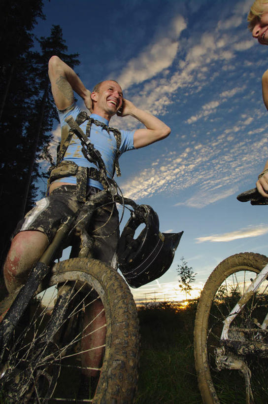 西方人,中年人,两个人,家庭,夫妻,坐,笑,微笑,竖图,室外,白天,仰视,爱情,植物,自行车,欧洲,欧洲人,阴影,服装,光线,包,影子,云,云朵,浪漫,云彩,旅行包,注视,休闲装,车,脚踏车,树,树木,衣服,蓝色,绿色,白云,蓝天,天空,阳光,自然,背包,交通工具,天,观察,看,休息,休闲,温暖,温馨,一家人,休闲服,恩爱,恋人,服饰,生长,晴朗,成长,观看,和睦,察看,双手抱头,关注,载具,旅游包,停驻,男人,男性,女人,女性,中年男性,中年女性,白种人,夫妇,情侣,晴空,坐着,半身,彩图,低角度拍摄,伴侣,融洽,双肩包