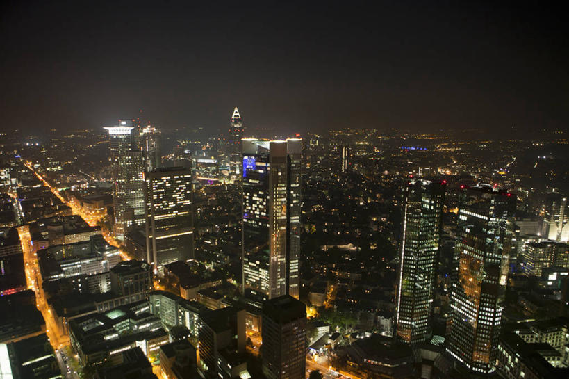 无人,高楼大厦,横图,俯视,航拍,室外,夜晚,度假,美景,城市风光,城市,大厦,建筑,摩天大楼,夜景,德国,欧洲,阴影,光线,影子,景观,灯光,娱乐,享受,休闲,景色,放松,西欧,鸟瞰,德意志联邦共和国,法兰克福,法兰克福市,黑森州,彩图,高角度拍摄,大楼,高层建筑,高楼,摩天楼