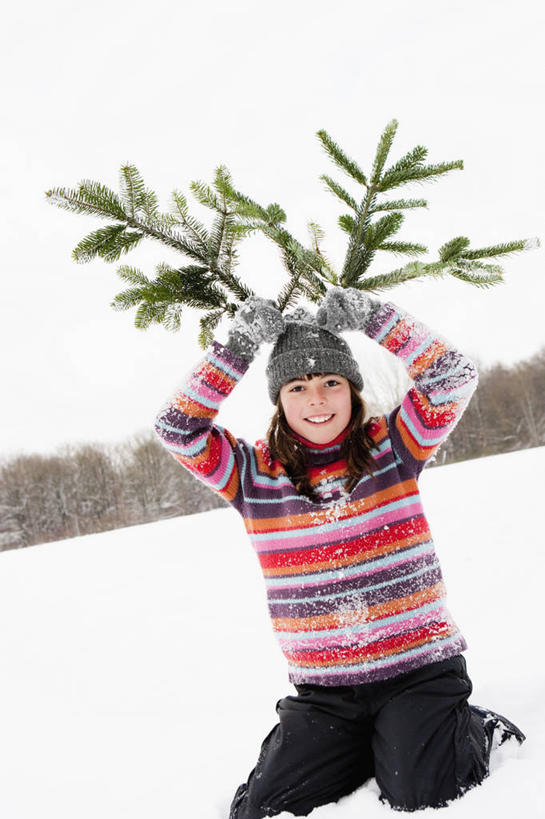 西方人,儿童,一个人,跪,举,笑,微笑,露齿笑,竖图,室外,白天,正面,纯洁,植物,帽子,欧洲,欧洲人,仅一个女性,仅一个人,握,阴影,服装,装饰,光线,影子,云,云朵,枝条,拿,云彩,拿着,扭头,注视,休闲装,树,树木,树枝,小孩,衣服,蓝色,绿色,白云,蓝天,天空,阳光,自然,手套,天,观察,看,托,转头,仅一个小孩,休闲,温暖,休闲服,可爱,童年,童趣,握着,服饰,生长,晴朗,成长,观看,保暖,华丽,点缀,察看,御寒,关注,童真,烂漫,无邪,衬托,美观,雅致,雅观,棉帽,杉木,虬枝,枝杈,天真,女孩,女人,女性,白种人,孩子,晴空,跪着,举起,举手,举着,向上举,向上伸,向上托,半身,彩图,沙木,沙树,女生