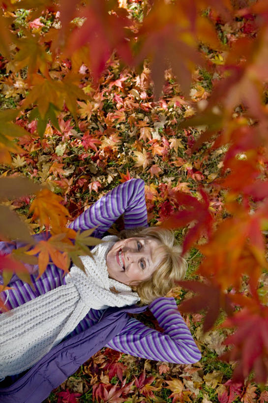 西方人,一个人,躺,笑,微笑,露齿笑,竖图,俯视,室外,白天,枫树,叶子,欧洲,欧洲人,仅一个女性,仅一个人,抱头,阴影,服装,装饰,光线,影子,枫叶,枯叶,落叶,注视,休闲装,衣服,黄色,红色,阳光,围巾,观察,看,休闲,温暖,休闲服,服饰,仅一个老年女性,围脖,观看,枫树叶,保暖,华丽,点缀,察看,双手抱头,御寒,关注,槭树,衬托,美观,雅致,雅观,糖枫,糖槭,糖槭树,捧首,捧头,卧着,老年女性,女人,女性,白种人,叶,叶片,躺着,卧,半身,彩图,高角度拍摄