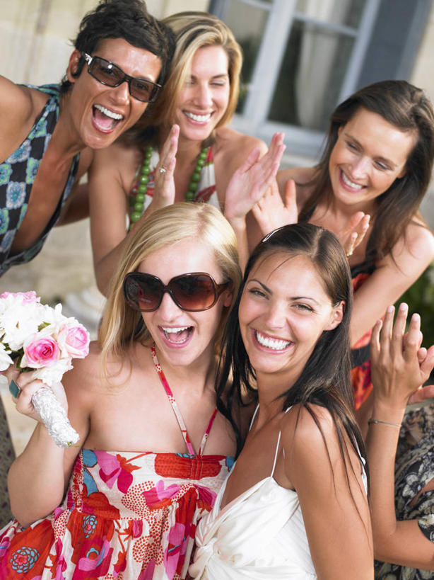 西方人,新娘,伙伴,朋友,家,站,笑,鼓掌,微笑,露齿笑,竖图,室外,白天,正面,裙子,婚礼,快乐,友谊,别墅,窗户,项链,欧洲,欧洲人,握,阴影,连衣裙,服装,庆祝,盛开,光线,墨镜,眼镜,影子,房屋,屋子,公寓,许多人,结婚,花蕾,注视,休闲装,洋房,楼房,玻璃窗,住宅,装饰品,花,花瓣,花朵,鲜花,衣服,阳光,饰品,手链,首饰,太阳镜,太阳眼镜,花苞,花蕊,观察,看,靠,靠着,站着,一群人,一束,休闲,喜庆,休闲服,遮阳镜,握着,服饰,手镯,观看,纪念,伴娘,察看,关注,镯子,友情,年轻女性,女人,女性,中年女性,白种人,拍手,站立,半身,彩图,高兴,房子