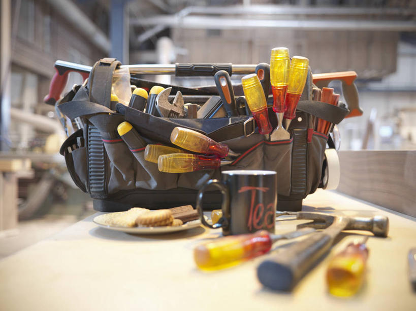 无人,工厂,横图,室内,特写,白天,正面,车间,建材,桌面,桌子,建筑,静物,杯子,金属制品,一堆,许多,连接,阴影,堆叠,堆积,组合,朦胧,模糊,光线,金属,木制,材料,瓷器,工具,木板,木材,影子,灯光,咖啡杯,陶瓷制品,木柴,木制品,容器,箱子,工具箱,建造,木料,储藏,堆,螺丝刀,起子,链接,五金,紧固,储存,拼接,拼凑,瓷杯,拼合,凑集,聚合,撮合,链结,牢固,改锥,彩图,制造厂,贮存