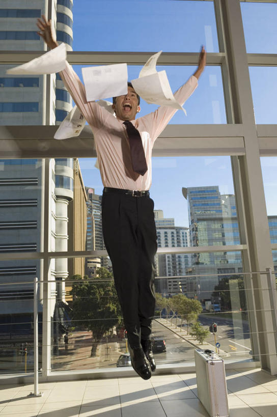 西方人,一个人,商务人士,商务男性,高楼大厦,跳,投,举,笑,大笑,竖图,室内,白天,仰视,衬衫,兴奋,办公楼,窗户,落地窗,大厦,建筑,摩天大楼,写字楼,手提箱,欧洲,欧洲人,仅一个男性,仅一个人,仅一个中年男性,套装,材料,档案,旅行箱,文件,纸,领带,半空,注视,玻璃窗,蓝色,蓝天,天空,容器,手稿,行李箱,箱子,资料,楼宇,天,观察,看,托,张嘴,商务楼,晴朗,观看,储藏,出差,证明,察看,象征,庄重,储存,关注,下降,文档,降落,商务装,身份,张大嘴巴,工薪阶层,万里无云,哈哈大笑,正式,地位,降低,下跌,下落,男人,男性,中年男性,白种人,白领,上班族,晴空,晴空万里,张开嘴,举起,举手,举着,抛,扔,撒,跳跃,向上举,向上伸,向上托,掷,彩图,低角度拍摄,全身,衬衣,旅行,高兴,狂笑,大楼,高层建筑,高楼,摩天楼,贮存