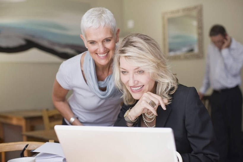 西方人,三个人,同事,商务人士,商务男性,商务女性,办公室,公园,站,坐,笑,打电话,微笑,露齿笑,横图,室内,白天,正面,衬衫,成功,合作,团队,集体,信心,家具,桌子,电话,手机,欧洲,新西兰,欧洲人,撑,握,套装,办公桌,拿,听,拿着,托腮,注视,通讯设备,队伍,观察,看,托,站着,握着,观看,察看,领导,国家公园,成就,关注,托下巴,大洋洲,商务装,合伙,领袖,工薪阶层,办公家具,纽西兰,长白云之乡,峡湾国家公园,新西兰南岛,单手托腮,交流,男人,男性,女人,女性,中年男性,中年女性,白种人,白领,上班族,沟通,通话,站立,坐着,半身,彩图,衬衣,蒂阿瑙湖