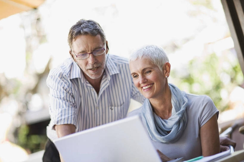 西方人,两个人,同事,商务人士,商务男性,商务女性,公园,站,坐,笑,说,微笑,露齿笑,横图,室外,白天,正面,衬衫,讨论,成功,合作,团队,集体,信心,植物,餐桌,桌子,欧洲,新西兰,欧洲人,弯腰,套装,朦胧,模糊,装饰,眼镜,注视,队伍,树,树木,绿色,自然,围巾,观察,看,站着,温暖,生长,成长,餐台,围脖,观看,保暖,华丽,点缀,察看,领导,国家公园,御寒,成就,关注,咖啡店,大洋洲,商务装,咖啡屋,合伙,领袖,近视眼镜,工薪阶层,弯身,衬托,美观,雅致,雅观,纽西兰,长白云之乡,峡湾国家公园,新西兰南岛,交流,男人,男性,女人,女性,中年男性,中年女性,白种人,白领,上班族,沟通,讲话,交谈,商讨,说话,谈话,站立,坐着,半身,彩图,衬衣,咖啡馆,蒂阿瑙湖