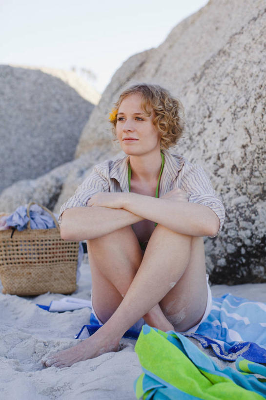 西方人,一个人,坐,交叉,竖图,室外,白天,正面,石头,沙滩,竹子,欧洲,欧洲人,仅一个年轻女性,仅一个女性,仅一个人,阴影,竹制,服装,编织,光线,纺织物,篮子,沙子,石子,影子,海岸,沙地,注视,休闲装,光脚,衣服,蓝色,蓝天,天空,阳光,竹篮,毛巾,天,观察,看,清洁,休闲,赤脚,休闲服,服饰,晴朗,抱膝,观看,竹条,保暖,交织,察看,竹制品,关注,透气,防水,万里无云,穿插,储水,耐磨,吸水,年轻女性,女人,女性,白种人,海滩,石块,岩石,晴空,晴空万里,坐着,彩图,全身,海滩巾