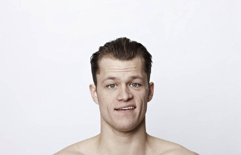 西方人,脸,头,脸颊,头发,一个人,站,横图,室内,特写,白天,白色背景,正面,欧洲,欧洲人,仅一个男性,仅一个人,阴影,反射,影子,棕色,注视,裸露,肩膀,仅一个年轻男性,观察,看,站着,摄影,影棚,观看,察看,关注,裸,困惑,厌倦,男人,男性,年轻男性,白种人,头部,卷发,脸部,脸蛋,面部,站立,半身,彩图,影棚拍摄,拍摄,短发