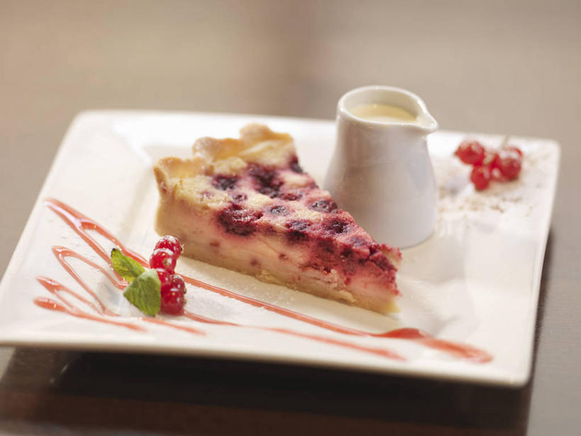 点心,奶酪,无人,横图,俯视,室内,特写,白天,下午茶,餐桌,桌子,浆果,蓝莓,餐具,水果,一块,阴影,朦胧,模糊,新鲜,反射,碟子,壶,盘,影子,生食,干酪,起司,食品,果实,芝士,芝士蛋糕,营养,水壶,食物,糕点,一个,白色,盘子,茶壶,容器,碟,乳酪,起司蛋糕,有机食品,绿色食品,单个,餐台,乳制品,发酵,山都柿,蓝浆果,蓝靛果,彩图,高角度拍摄,干酪蛋糕,蓝莓芝士蛋糕,蛋糕