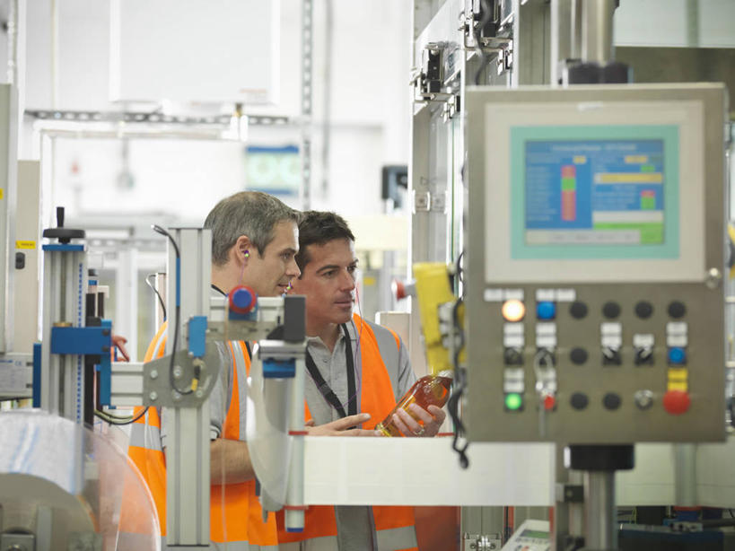 西方人,两个人,同事,工厂,站,说,横图,室内,白天,正面,工作服,制服,讨论,成功,合作,团队,集体,信心,机器,零件,显示器,电路,欧洲,欧洲人,关闭,握,阴影,朦胧,模糊,反射,屏幕,影子,墙,注视,标识,吊牌,显示屏,队伍,开关,墙壁,墙面,工人,按钮,胸牌,打开,观察,看,站着,机械,握着,观看,自动,察看,徽章,领导,开启,成就,关注,身份,合伙,领袖,输出设备,胸章,胸卡,闭合,编号牌,雕刻牌,工号牌,胸号牌,胸徽,员工牌,工作制服,交流,男人,男性,中年男性,白种人,员工,沟通,讲话,交谈,商讨,说话,谈话,站立,半身,彩图,工作套服,工地,制造厂,安全服,反光背心,反光服,反光衣,匠人,劳动者,体力工,包装机,灌装机