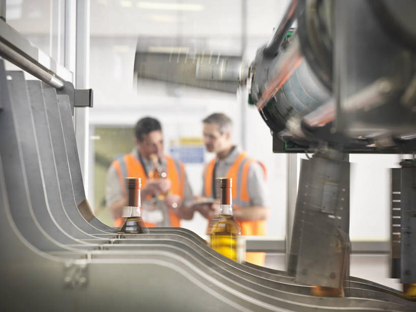 西方人,两个人,同事,工厂,站,横图,室内,白天,正面,工作服,制服,成功,合作,团队,集体,信心,机器,欧洲,欧洲人,握,阴影,朦胧,模糊,反射,影子,墙,注视,队伍,墙壁,墙面,工人,低头,观察,看,站着,机械,握着,观看,自动,察看,领导,成就,关注,记录板,合伙,领袖,记事板,工作制服,男人,男性,中年男性,白种人,员工,站立,半身,彩图,工作套服,工地,制造厂,安全服,反光背心,反光服,反光衣,匠人,劳动者,体力工,包装机,灌装机