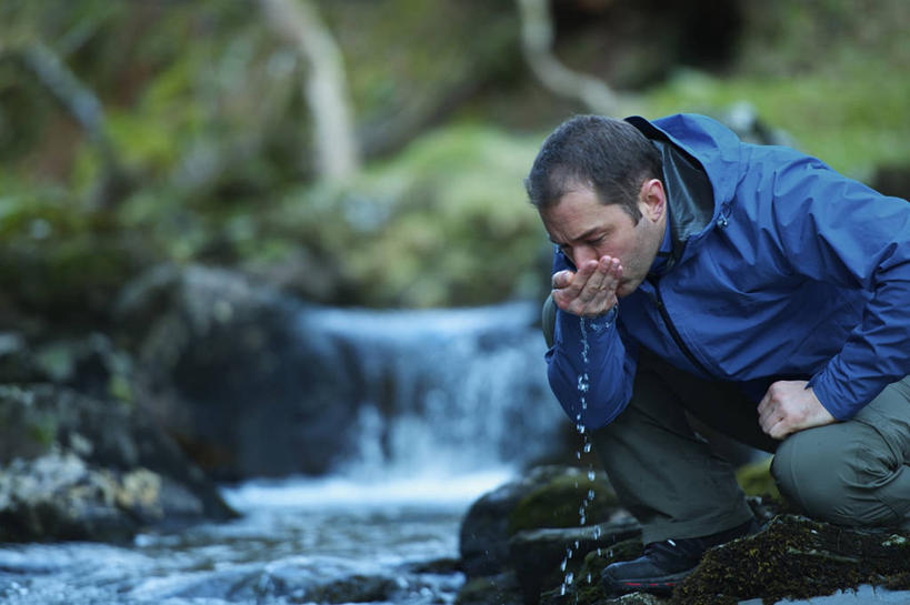 西方人,一个人,蹲,闭眼,捧,横图,室外,白天,正面,运动服,草地,草坪,河流,石头,水,植物,欧洲,欧洲人,仅一个男性,仅一个人,仅一个中年男性,喝,阴影,服装,朦胧,模糊,光线,石子,影子,河水,水流,草,衣服,蓝色,绿色,小溪,阳光,溪水,低头,服饰,衣着,穿着,垂头,衣饰,男人,男性,中年男性,白种人,石块,岩石,闭眼睛,闭着眼,闭着眼睛,端,端着,蹲着,捧着,手捧,半身,彩图,运动装