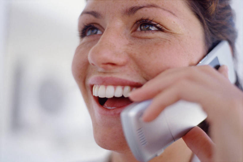 西方人,脸,头,脸颊,脖子,手,一个人,笑,打电话,微笑,露齿笑,横图,室内,特写,白天,正面,电话,手机,欧洲,欧洲人,仅一个年轻女性,仅一个女性,仅一个人,握,阴影,朦胧,模糊,反射,影子,听,注视,通讯设备,观察,看,手部,握着,观看,单手,察看,关注,一部,交流,年轻女性,女人,女性,白种人,头部,脖,颈,颈部,脸部,脸蛋,面部,沟通,通话,半身,彩图