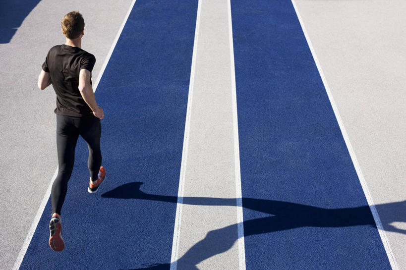 西方人,一个人,运动员,体育馆,运动场,跑,横图,俯视,室外,白天,运动服,运动鞋,锻炼,旅游,度假,运动,鞋子,欧洲,欧洲人,仅一个男性,仅一个人,仅一个中年男性,阴影,服装,光线,影子,跑道,娱乐,体育场,衣服,黑色,阳光,享受,休闲,放松,服饰,田径场,休闲鞋,衣着,穿着,室外运动,户外运动,塑胶跑道,运动馆,衣饰,体育,男人,男性,中年男性,白种人,体育运动员,运动选手,跑步,彩图,高角度拍摄,全身,健身,全天候田径运动跑道,运动装