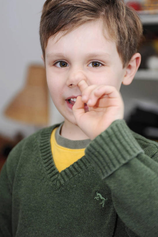 西方人,儿童,一个人,站,竖图,室内,白天,正面,毛衣,纯洁,欧洲,欧洲人,仅一个男性,仅一个人,阴影,反射,影子,注视,小孩,绿色,观察,看,挖,站着,仅一个小孩,可爱,童年,童趣,观看,察看,关注,线衫,童真,烂漫,无邪,毛线衣,绒线衣,天真,男孩,男人,男性,白种人,孩子,站立,半身,彩图,绒衣,套衫,套头毛衣,线衣,男生